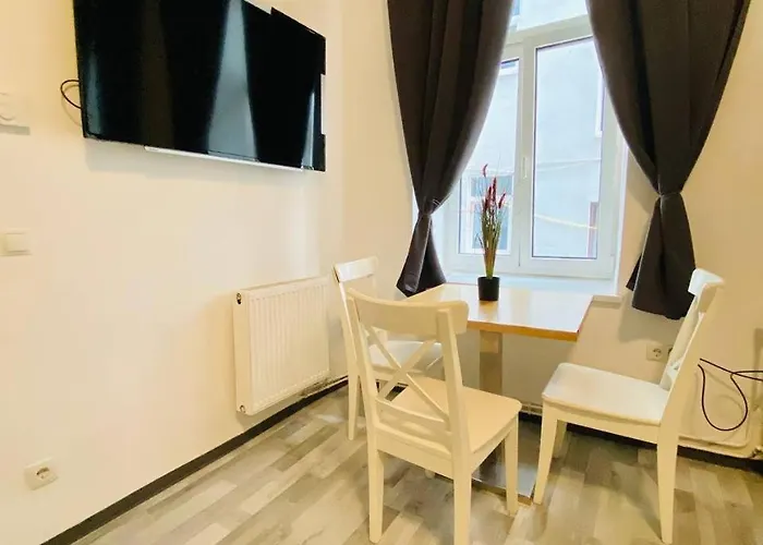 Economic 3p Lg Apartment *